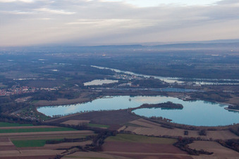 Vue aérienne de Lac de carrière à Lauterbourg dans le département Bas Rhin, France