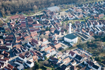 Vue aérienne de Bâtiment d'église au centre du village à Wörth am Rhein dans le département Rhénanie-Palatinat, Allemagne