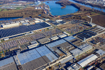 Vue aérienne de Industriepark Wörth GmbH avec l'usine automobile Mercedes-Benz Wörth de Daimler AG à le quartier Maximiliansau in Wörth am Rhein dans le département Rhénanie-Palatinat, Allemagne