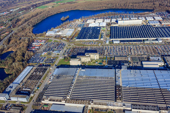 Vue oblique de Industriepark Wörth GmbH avec l'usine automobile Mercedes-Benz Wörth de Daimler AG à le quartier Maximiliansau in Wörth am Rhein dans le département Rhénanie-Palatinat, Allemagne