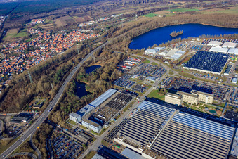 Industriepark Wörth GmbH avec l'usine automobile Mercedes-Benz Wörth de Daimler AG à le quartier Maximiliansau in Wörth am Rhein dans le département Rhénanie-Palatinat, Allemagne d'en haut