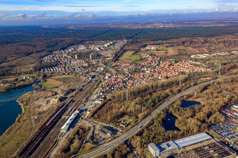 Vue aérienne de Vue de la ville depuis l'est à Wörth am Rhein dans le département Rhénanie-Palatinat, Allemagne