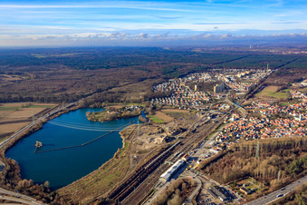 Vue aérienne de Lac Schauffele et gare de Wörth (Rhin) à Wörth am Rhein dans le département Rhénanie-Palatinat, Allemagne