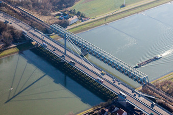 Vue aérienne de Rivière - Structures de pont de la route fédérale 10 et du chemin de fer régional sur le Rhin entre Karlsruhe Maxau et Wörth am Rhein à le quartier Maximiliansau in Wörth am Rhein dans le département Rhénanie-Palatinat, Allemagne