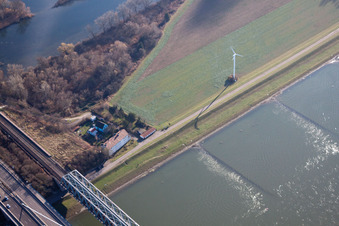 Vue aérienne de La première éolienne de Karlsruhe à Maxau, sur les rives du Rhin à le quartier Knielingen in Karlsruhe dans le département Bade-Wurtemberg, Allemagne