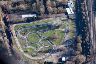 Vue aérienne de Piste d'essai et zone de formation dans le centre de sécurité routière et la zone de formation à la circulation de l'association de sécurité routière Karlsruhe à le quartier Knielingen in Karlsruhe dans le département Bade-Wurtemberg, Allemagne