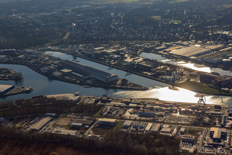 Photographie aérienne de Port du Rhin Karlsruhe depuis le nord à le quartier Mühlburg in Karlsruhe dans le département Bade-Wurtemberg, Allemagne