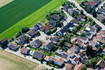 Vue aérienne de Dans la roseraie à le quartier Hayna in Herxheim bei Landau dans le département Rhénanie-Palatinat, Allemagne
