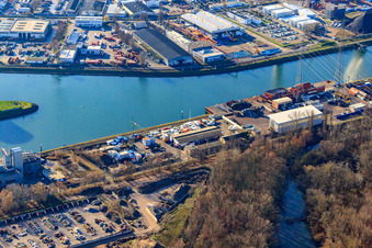 Vue aérienne de Loacker Rheinhafen Recycling GmbH - Karlsruhe à le quartier Mühlburg in Karlsruhe dans le département Bade-Wurtemberg, Allemagne