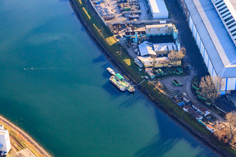 Vue aérienne de Amarrage dans le port du Rhin à le quartier Mühlburg in Karlsruhe dans le département Bade-Wurtemberg, Allemagne