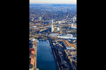 Vue aérienne de Jetée MS Karlsruhe dans le port du Rhin devant la centrale électrique municipale à le quartier Mühlburg in Karlsruhe dans le département Bade-Wurtemberg, Allemagne