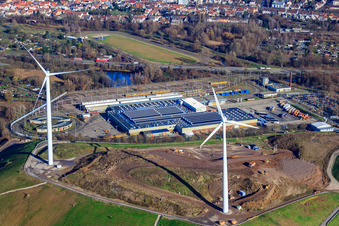 Vue aérienne de Décharge Ouest (Energy Mountain) devant Verkehrs Betriebe Karlsruhe GmbH - Dépôt Ouest à le quartier Knielingen in Karlsruhe dans le département Bade-Wurtemberg, Allemagne