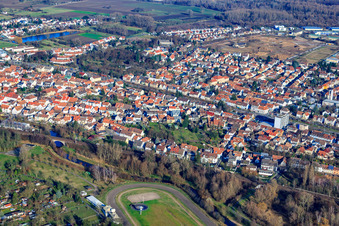 Vue aérienne de La Litzelaustraße et le cours de l'Alb à le quartier Knielingen in Karlsruhe dans le département Bade-Wurtemberg, Allemagne