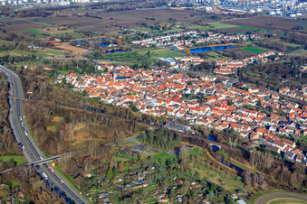 Vue aérienne de Rue basse et cours de l'Alb à le quartier Knielingen in Karlsruhe dans le département Bade-Wurtemberg, Allemagne
