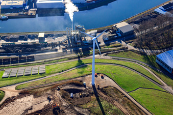 Vue aérienne de Décharge Ouest (Energieberg) devant Asphaltmischwerk Karlsruhe GmbH & Co. OHG à le quartier Knielingen in Karlsruhe dans le département Bade-Wurtemberg, Allemagne