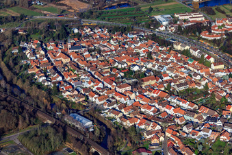 Vue aérienne de Vue de la ville depuis le sud-est à le quartier Knielingen in Karlsruhe dans le département Bade-Wurtemberg, Allemagne