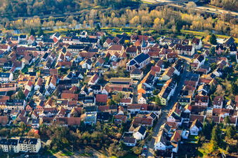 Vue aérienne de Vue de la ville depuis le nord-est à le quartier Knielingen in Karlsruhe dans le département Bade-Wurtemberg, Allemagne