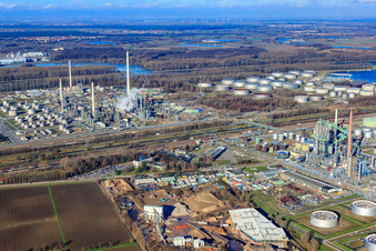 Vue aérienne de Raffinerie d'huile minérale Oberrhein, BEB Bioenergie Baden GmbH et Peter Gross Umwelt GmbH & Co. KG à le quartier Knielingen in Karlsruhe dans le département Bade-Wurtemberg, Allemagne