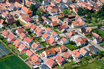 Vue aérienne de Nouvelle zone de développement « Im Storchenst » (Dans le nid de la cigogne) à Erlenbach bei Kandel dans le département Rhénanie-Palatinat, Allemagne