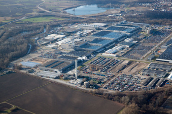 Vue aérienne de Usine de camions Daimler Benz à le quartier Maximiliansau in Wörth am Rhein dans le département Rhénanie-Palatinat, Allemagne