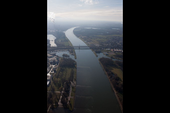 Vue aérienne de Rivière - Structures de pont sur le Rhin de Karlsruhe à Wörth am Rhein à le quartier Knielingen in Karlsruhe dans le département Bade-Wurtemberg, Allemagne