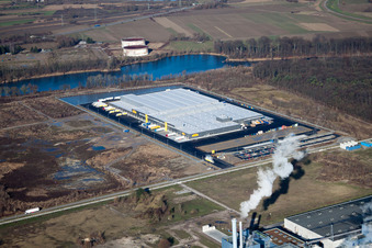 Vue aérienne de Entrepôts et bâtiments d'expédition de Netto Marken-Discount AG & Co. KG - Entrepôt de Wörth dans la zone industrielle de Wörth-Oberwald à Wörth am Rhein dans le département Rhénanie-Palatinat, Allemagne
