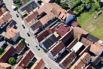 Vue oblique de Rue principale à Erlenbach bei Kandel dans le département Rhénanie-Palatinat, Allemagne