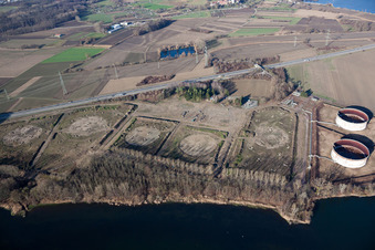 Vue aérienne de Huile minérale - Le parc de réservoirs surélevés de Wintershall en cours de démantèlement sur le Vieux Rhin à Jockgrim dans le département Rhénanie-Palatinat, Allemagne