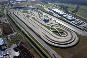 Vue aérienne de Piste d'essai de camions Daimler dans la zone industrielle d'Oberwald à Wörth am Rhein dans le département Rhénanie-Palatinat, Allemagne