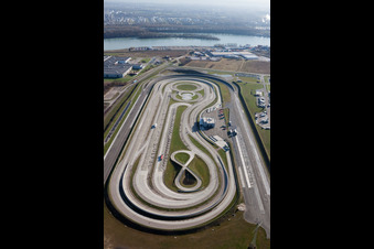 Vue aérienne de Piste d'essai pour camions de l'usine de camions Daimler dans la zone industrielle de Wörth-Oberwald à Wörth am Rhein dans le département Rhénanie-Palatinat, Allemagne