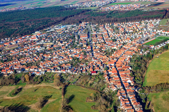 Vue aérienne de Ludwigstraße et Maximilianstr à Jockgrim dans le département Rhénanie-Palatinat, Allemagne