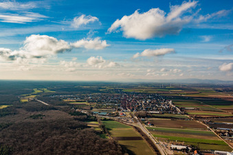Vue aérienne de Vue de la ville depuis l'est à Kandel dans le département Rhénanie-Palatinat, Allemagne