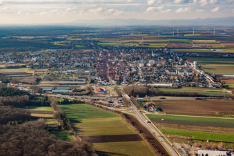 Vue aérienne de Vue de la ville depuis l'est à Kandel dans le département Rhénanie-Palatinat, Allemagne