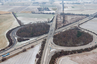 Vue aérienne de Route et voies enneigées en hiver le long de la sortie et de l'entrée de l'autoroute BAB A61 à Hockenheim dans le département Bade-Wurtemberg, Allemagne