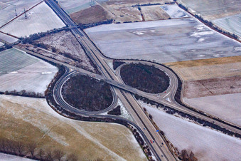 Vue aérienne de Sortie d'autoroute 64 Hockenheim de l'A61 à Hockenheim dans le département Bade-Wurtemberg, Allemagne