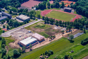 Chantier de construction de la salle polyvalente Bienwaldhalle à Kandel dans le département Rhénanie-Palatinat, Allemagne d'en haut
