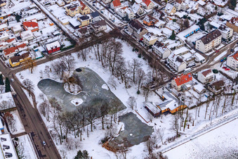Vue oblique de Étang aux cygnes gelé en hiver à Kandel dans le département Rhénanie-Palatinat, Allemagne