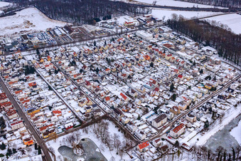 Vue aérienne de Le village de Gartenstadt en hiver, quand il y a de la neige à Kandel dans le département Rhénanie-Palatinat, Allemagne