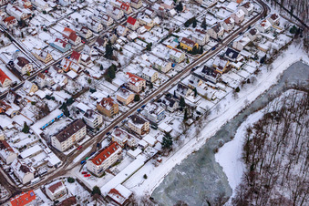 Vue aérienne de Le village de Gartenstadt en hiver, quand il y a de la neige à Kandel dans le département Rhénanie-Palatinat, Allemagne