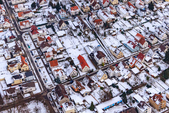 Photographie aérienne de Le village de Gartenstadt en hiver, quand il y a de la neige à Kandel dans le département Rhénanie-Palatinat, Allemagne
