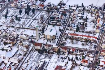 Vue aérienne de Église, cimetière en hiver quand il y a de la neige à Kandel dans le département Rhénanie-Palatinat, Allemagne