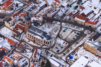 Vue aérienne de Place du Marché, église en hiver avec neige à Kandel dans le département Rhénanie-Palatinat, Allemagne