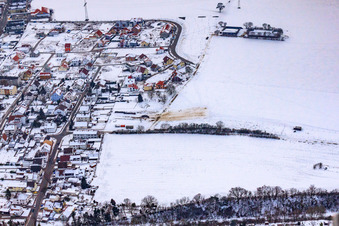Vue aérienne de Stresemannstraße en hiver avec de la neige à Kandel dans le département Rhénanie-Palatinat, Allemagne