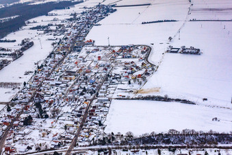 Vue aérienne de Hubstraße en hiver quand il y a de la neige à Kandel dans le département Rhénanie-Palatinat, Allemagne