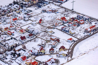 Vue aérienne de Sur le sentier élevé en hiver quand il y a de la neige à Kandel dans le département Rhénanie-Palatinat, Allemagne