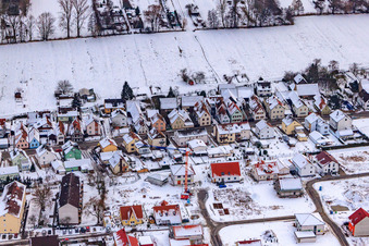 Vue aérienne de Sur le sentier élevé en hiver quand il y a de la neige à Kandel dans le département Rhénanie-Palatinat, Allemagne