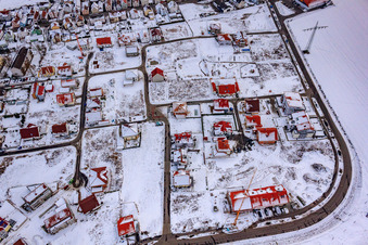 Vue oblique de Sur le sentier élevé en hiver quand il y a de la neige à Kandel dans le département Rhénanie-Palatinat, Allemagne