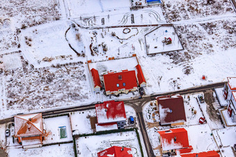 Sur le sentier élevé en hiver quand il y a de la neige à Kandel dans le département Rhénanie-Palatinat, Allemagne d'en haut