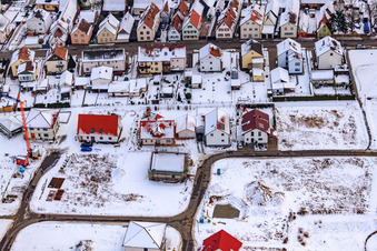 Sur le sentier élevé en hiver quand il y a de la neige à Kandel dans le département Rhénanie-Palatinat, Allemagne hors des airs