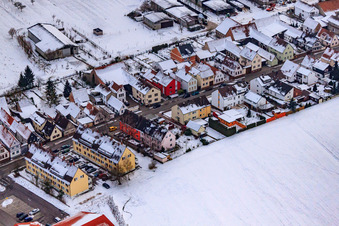 Vue aérienne de Saarstraße en hiver avec de la neige à Kandel dans le département Rhénanie-Palatinat, Allemagne